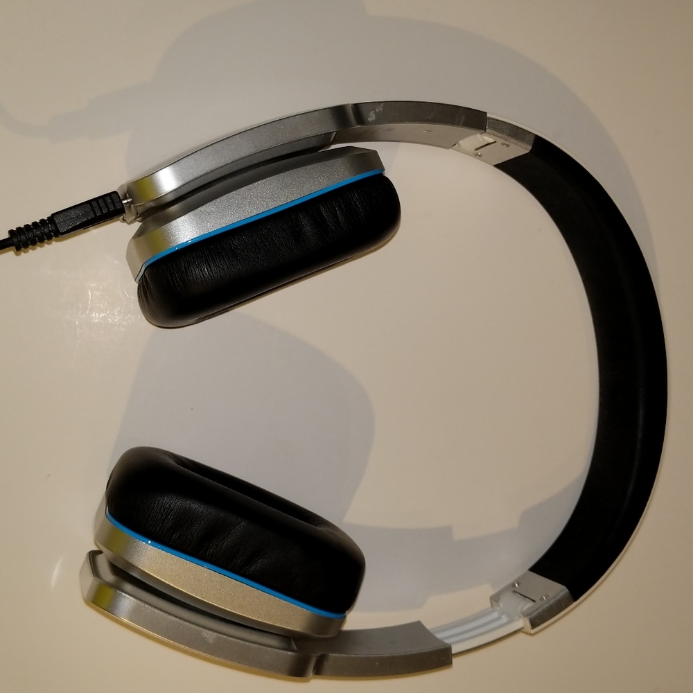 White Monoprice wireless headphones